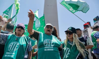 Miembros de la Asociación Trabajadores del Estado (ATE), el mayor sindicato de empleados estatales de Argentina, inicia este martes una huelga de 36 horas y se moviliza en reclamo de mejores salarios y en protesta contra los despidos en el sector público y las políticas para achicar el Estado que impulsa el Gobierno del presidente Javier Milei, en Buenos Aires (Argentina). EFE/ Juan Ignacio Roncoroni