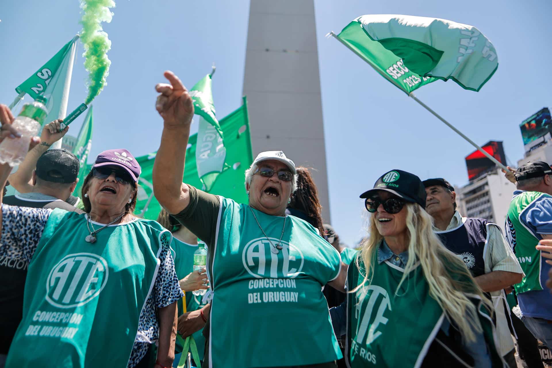 Miembros de la Asociación Trabajadores del Estado (ATE), el mayor sindicato de empleados estatales de Argentina, inicia este martes una huelga de 36 horas y se moviliza en reclamo de mejores salarios y en protesta contra los despidos en el sector público y las políticas para achicar el Estado que impulsa el Gobierno del presidente Javier Milei, en Buenos Aires (Argentina). EFE/ Juan Ignacio Roncoroni