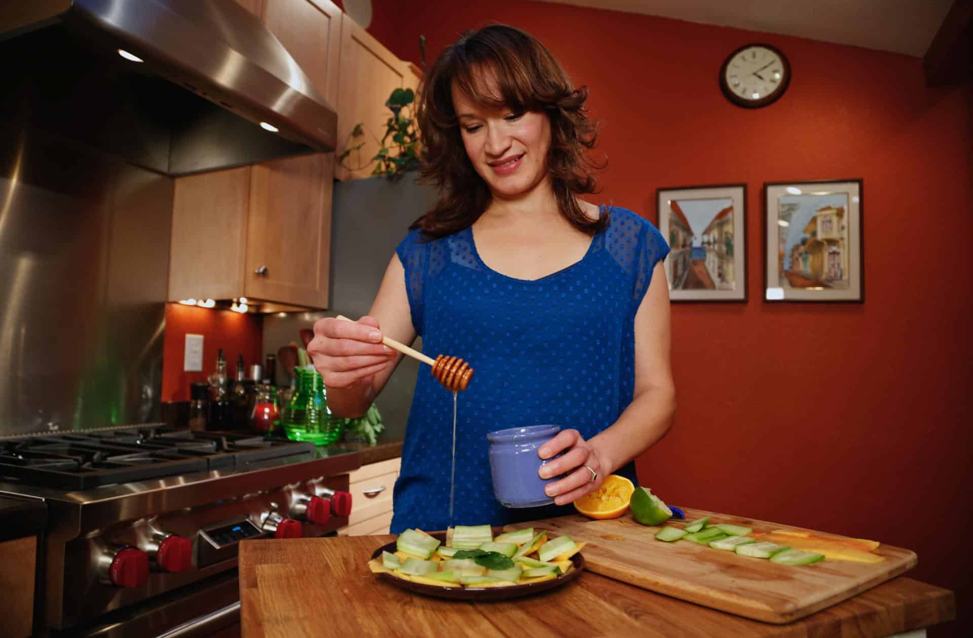 Fotografía de archivo de la nutricionista Malena Perdomo preparando alimentos en la ciudad de Denver, en Colorado (Estados Unidos). EFE/ Laressa Wellington