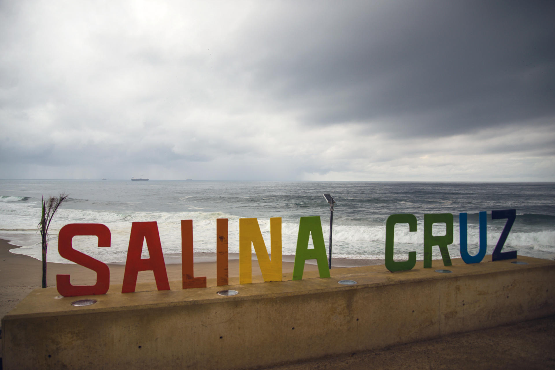 Vista general de una playa en el balneario de Salina Cruz, estado de Oaxaca (México). Archivo. EFE/Luis Villalobos