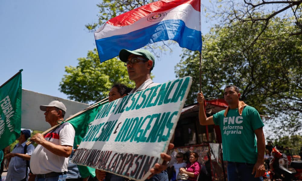 Integrantes de la Federación Nacional Campesina de Paraguay, participan durante una manifestación en contra del proyecto de ley de Registro Unificado Nacional (RUN), este 29 de octubre de 2024, frente al Palacio Legislativo, en Asunción (Paraguay). EFE/ Juan Pablo Pino