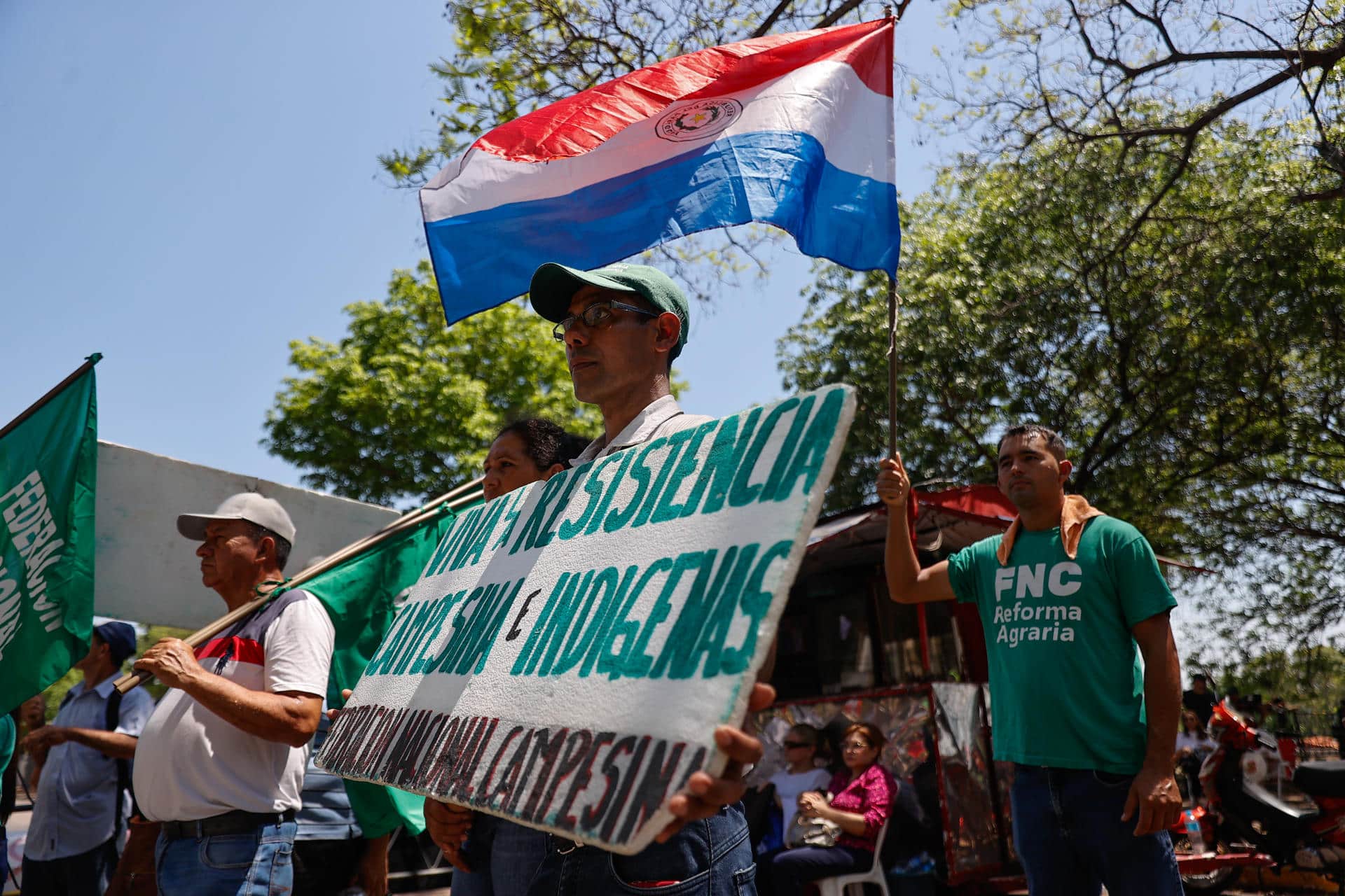 Integrantes de la Federación Nacional Campesina de Paraguay, participan durante una manifestación en contra del proyecto de ley de Registro Unificado Nacional (RUN), este 29 de octubre de 2024, frente al Palacio Legislativo, en Asunción (Paraguay). EFE/ Juan Pablo Pino