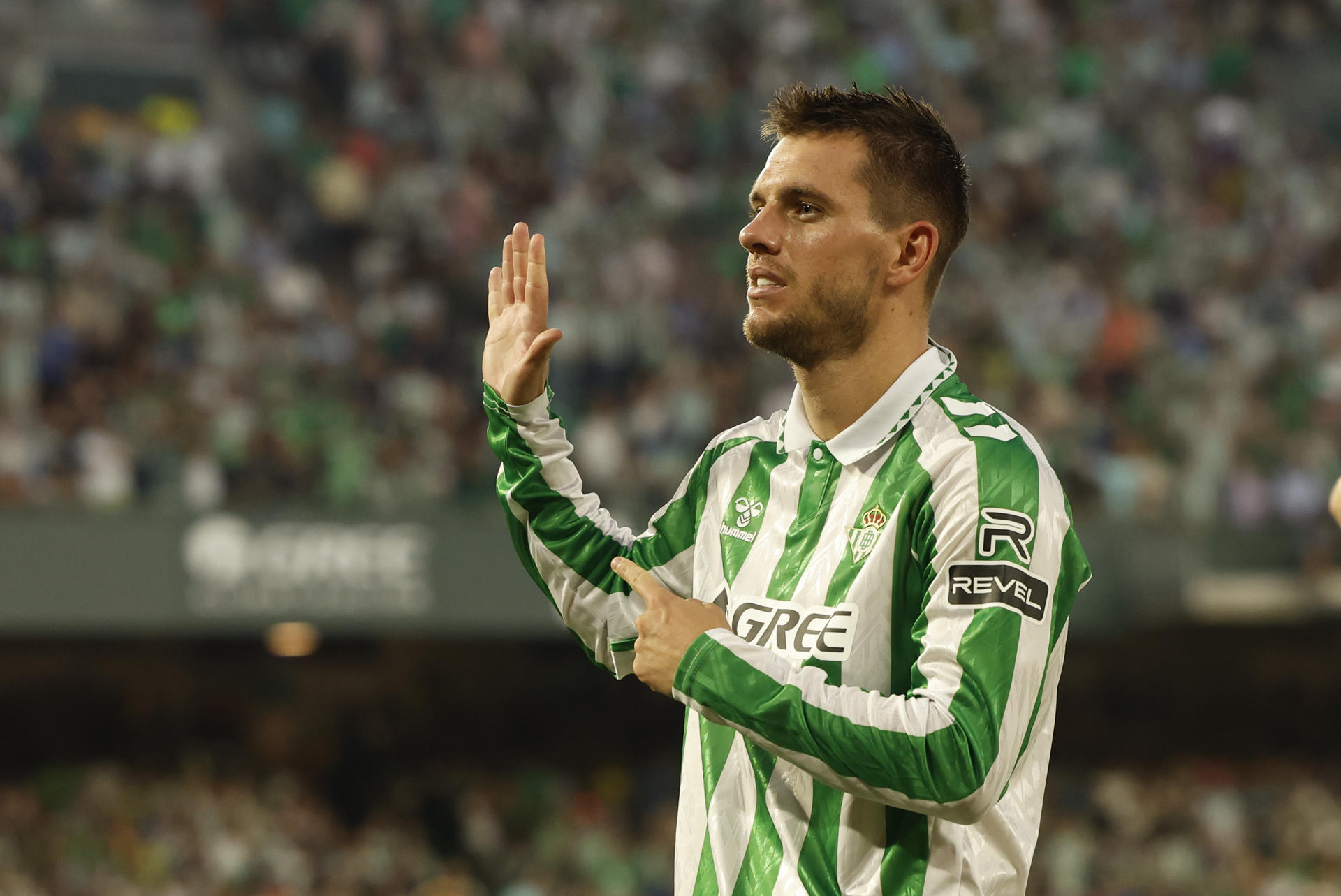 Imagen de archivo en la que el centrocampista del Betis Giovani Lo Celso celebra tras marcar ante el Espanyol, durante el partido de LaLiga en Primera División que Real Betis y RCD Espanyol disputaron en el estadio Benito Villamarín, en Sevilla. EFE/Julio Muñoz