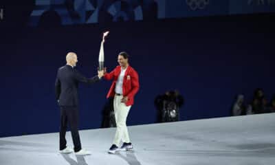 El tenista español Rafa Nadal (d) recoge la antorcha olímpica de manos del exfutbolista Zinedine Zidane en la Plaza del Trocadero durante la ceremonia de inauguración de los Juegos Olímpicos de París 2024. EFE/ Christophe Petit Tesson POOL/Archivo