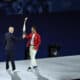 El tenista español Rafa Nadal (d) recoge la antorcha olímpica de manos del exfutbolista Zinedine Zidane en la Plaza del Trocadero durante la ceremonia de inauguración de los Juegos Olímpicos de París 2024. EFE/ Christophe Petit Tesson POOL/Archivo