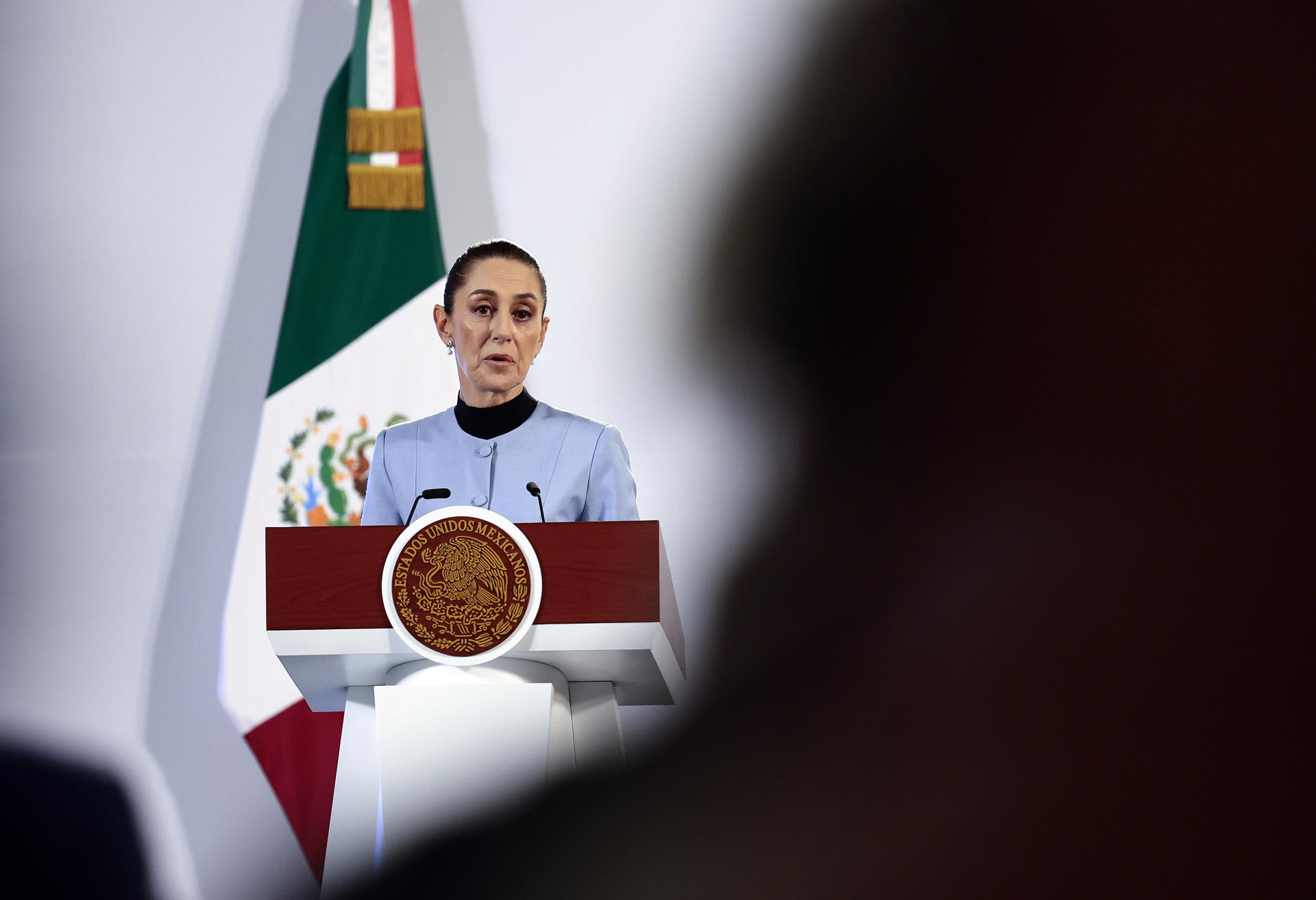 La presidenta de México, Claudia Sheinbaum, habla durante su conferencia de prensa matutina este jueves, en Palacio Nacional de la Ciudad de México (México). EFE/ José Méndez