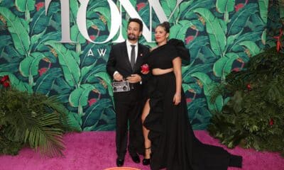 Fotografía de archivo del actor y cantante estadounidense Lin-Manuel Miranda (izq.) y su esposa, Vanessa Nadal. EFE/EPA/Sarah Yenesel