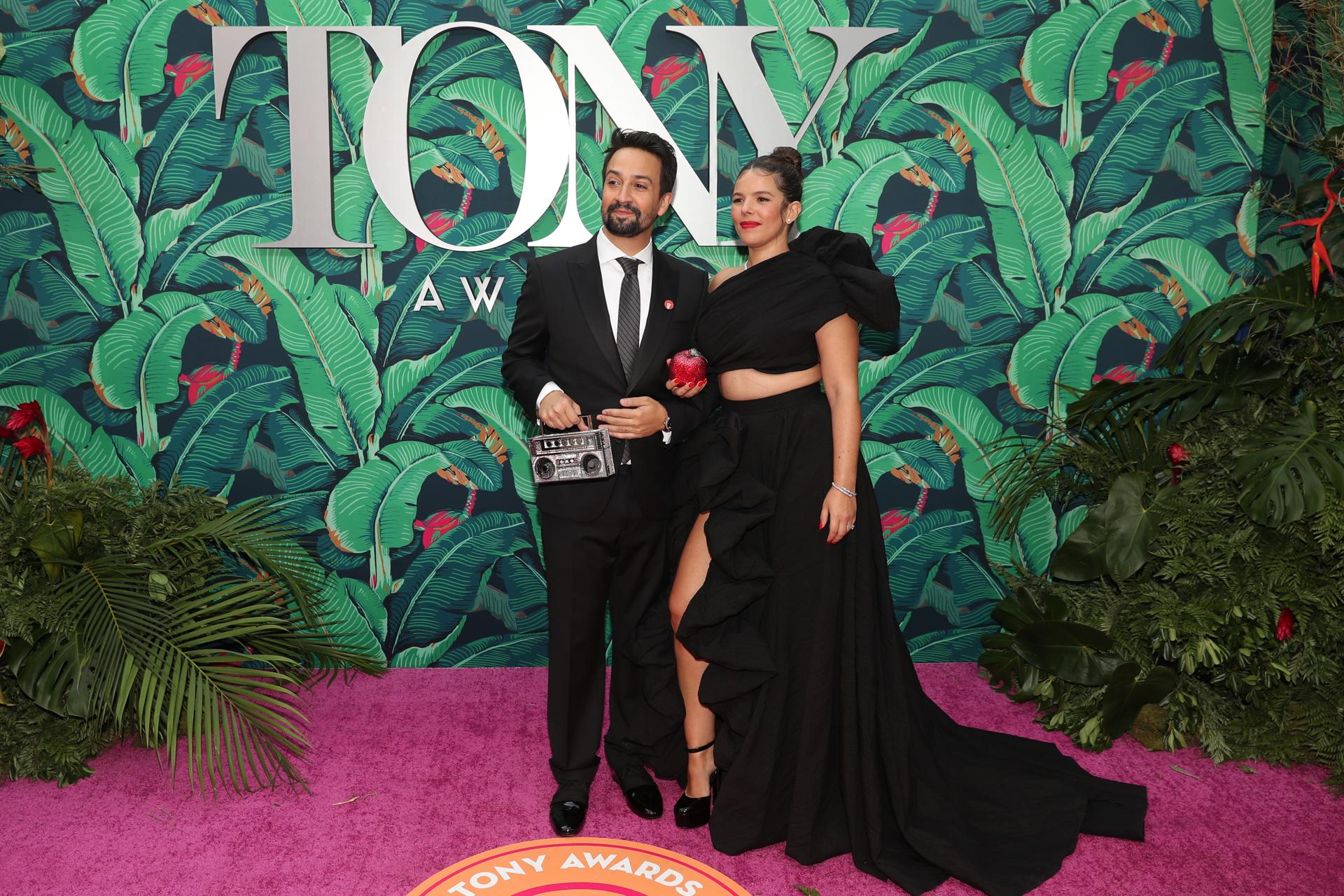 Fotografía de archivo del actor y cantante estadounidense Lin-Manuel Miranda (izq.) y su esposa, Vanessa Nadal. EFE/EPA/Sarah Yenesel