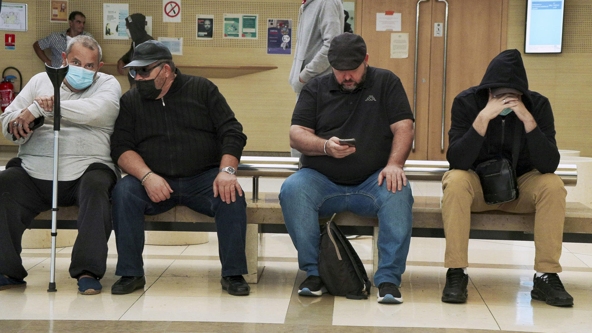 Imagen del 19 de septiembre de 2024 de algunos de los acusados de violar a Gisele Pelicot, en el banquillo en los tribunales de Aviñon, Francia. EFE/ Edgar Sapiña Manchado