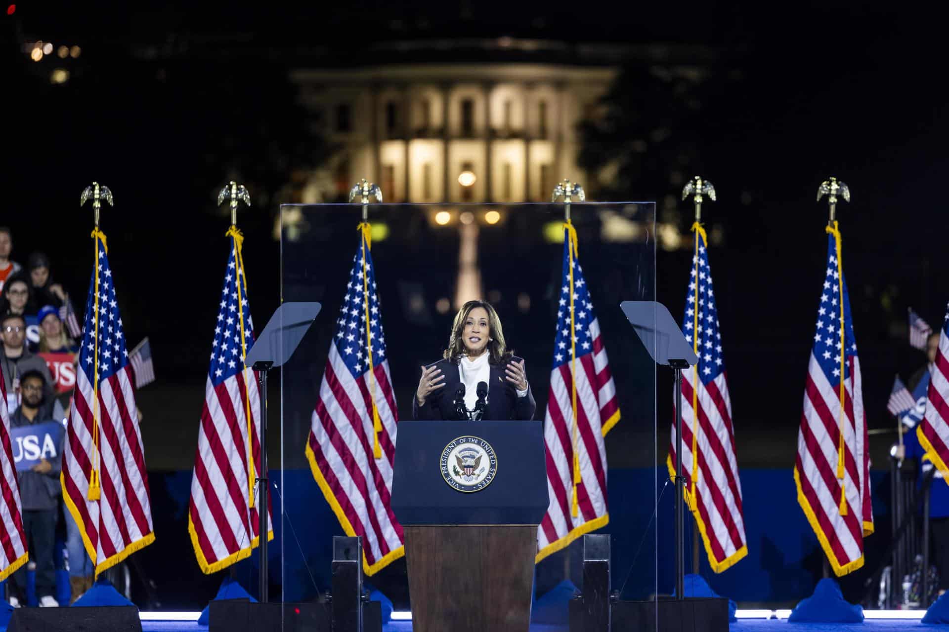 La vicepresidenta de EE.UU. y actual nominada presidencial demócrata, Kamala Harris, habla durante su mitin de 'argumentos finales' en la Elipse en Washington, DC, Estados Unidos, el 29 de octubre de 2024. EFE/JIM LO SCALZO