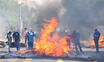 Fotografía de archivo que muestra a manifestantes quemando objetos durante una protesta en 2019 en Santiago (Chile). EFE/ Elvis González