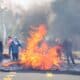 Fotografía de archivo que muestra a manifestantes quemando objetos durante una protesta en 2019 en Santiago (Chile). EFE/ Elvis González