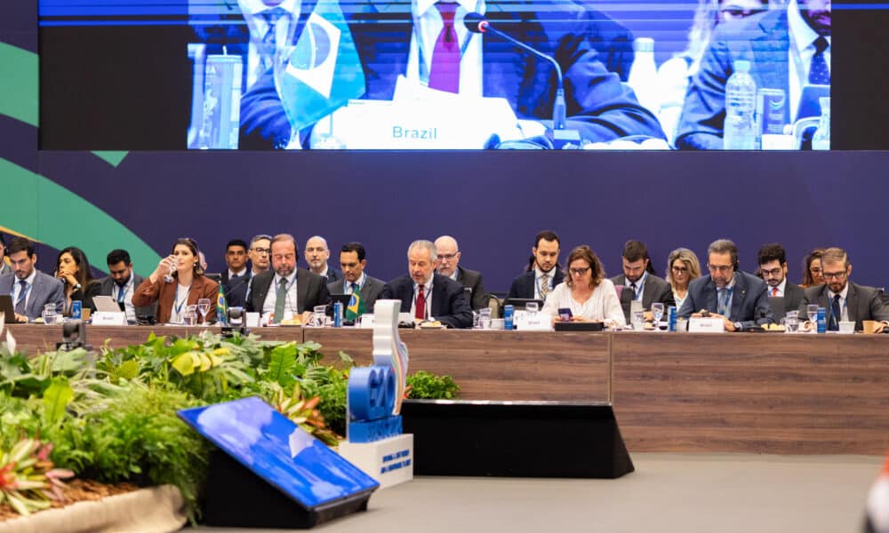 Fotografía cedida por Audiovisual G20 Brasil de los ministros de Energía de los países del G20 durante una reunión este viernes, en Foz de Iguaçu (Brasil). EFE/ Audiovisual G20 Brasil