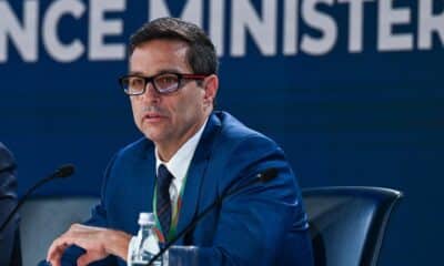 El presidente del Banco Central de Brasil, Roberto Campos Neto, asiste a una rueda de prensa tras la reunión de ministros de finanzas y gobernadores de bancos centrales del G-20 durante las reuniones anuales del Fondo Monetario Internacional (FMI) y del Grupo del Banco Mundial (GBM) en Washington. EFE/EPA/ANNABELLE GORDON