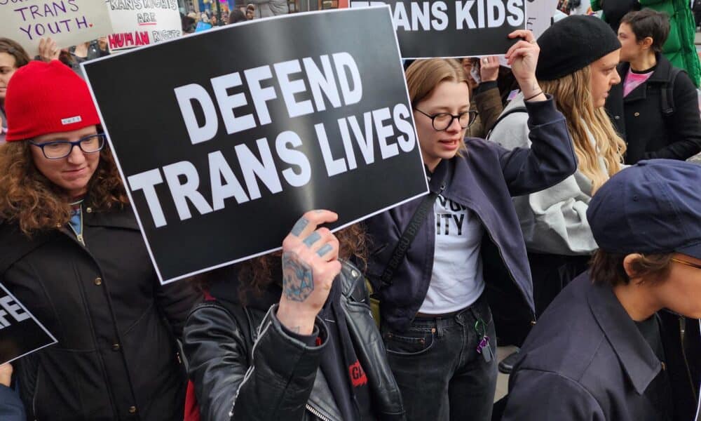 Fotografía de archivo del 31 de marzo de 2023 donde aparecen unos jóvenes mientras portan pancartas que piden defensa a vidas y niños trans, durante una manifestación en Nueva York (EE.UU.). EFE/ Ruth E. Hernández Beltrán