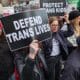 Fotografía de archivo del 31 de marzo de 2023 donde aparecen unos jóvenes mientras portan pancartas que piden defensa a vidas y niños trans, durante una manifestación en Nueva York (EE.UU.). EFE/ Ruth E. Hernández Beltrán