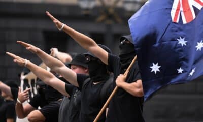 Manifestantes neonazis realizan el saludo nazi durante una protesta contra los derechos transgénero en la ciudad australiana de Melbourne en marzo de 2023. EFE/EPA/JAMES ROSS AUSTRALIA AND NEW ZEALAND OUT