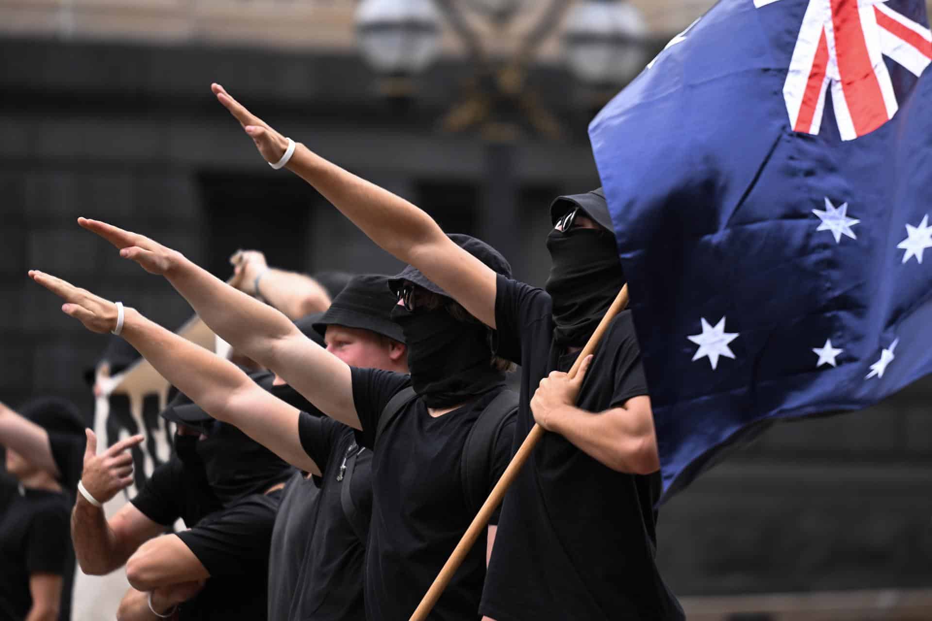 Manifestantes neonazis realizan el saludo nazi durante una protesta contra los derechos transgénero en la ciudad australiana de Melbourne en marzo de 2023. EFE/EPA/JAMES ROSS AUSTRALIA AND NEW ZEALAND OUT