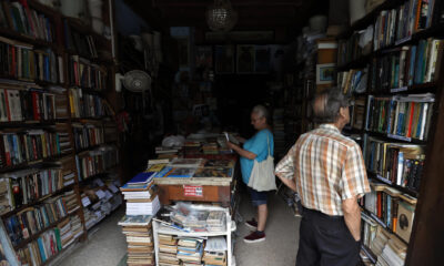 Personas al interior de una librería sin electricidad este viernes, en La Habana (Cuba). EFE/ Ernesto Mastrascusa