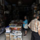 Personas al interior de una librería sin electricidad este viernes, en La Habana (Cuba). EFE/ Ernesto Mastrascusa