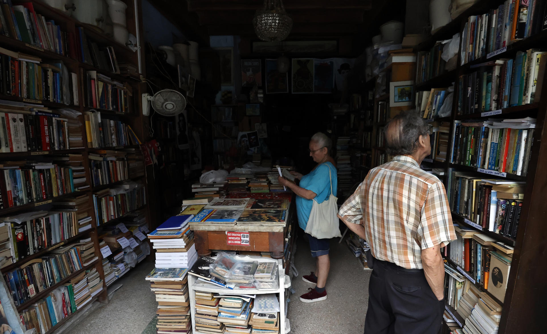 Personas al interior de una librería sin electricidad este viernes, en La Habana (Cuba). EFE/ Ernesto Mastrascusa