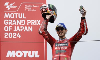 El piloto italiano de Ducati Lenovo, Francesco Bagnaia, celebra en el podio después de ganar la carrera de MotoGP del Gran Premio de Japón de Motociclismo en Motegi, al norte de Tokio. EFE/EPA/FRANCK ROBICHON