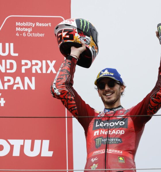 El piloto italiano de Ducati Lenovo, Francesco Bagnaia, celebra en el podio después de ganar la carrera de MotoGP del Gran Premio de Japón de Motociclismo en Motegi, al norte de Tokio. EFE/EPA/FRANCK ROBICHON