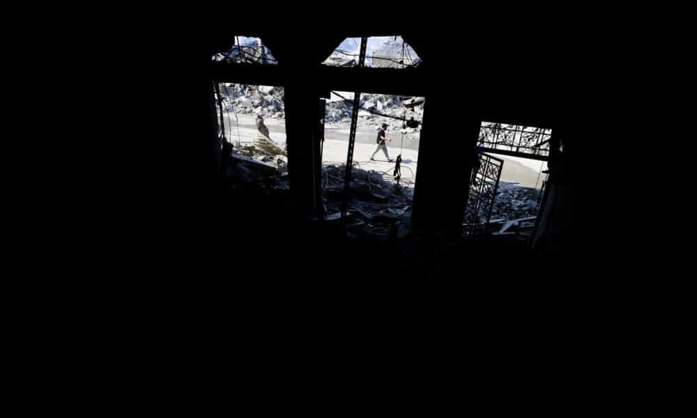 Fotografía de archivo en la que se ve a un hombre que camina junto a edificios destruidos tras un ataque militar israelí en el sur del Líbano, el 13 de octubre de 2024. EFE/STRINGER