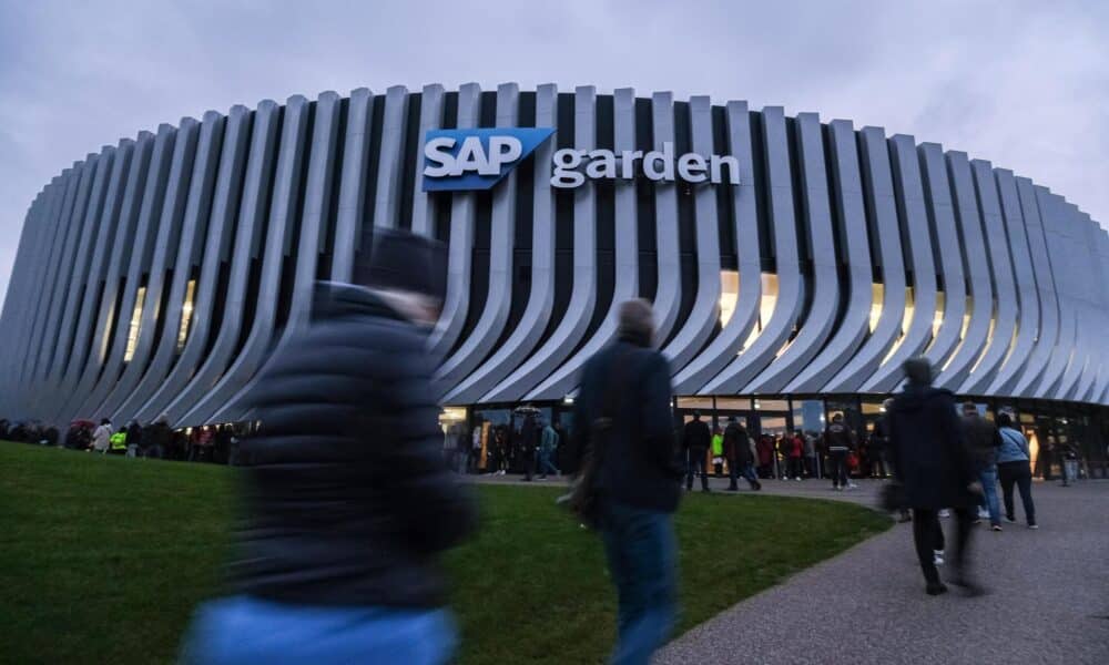 Seguidores llegan al Sap Garden para asistir al partido de Euroliga entre el Bayern Munich y el Real Madrid, este jueves. EFE/EPA/LEONHARD SIMON