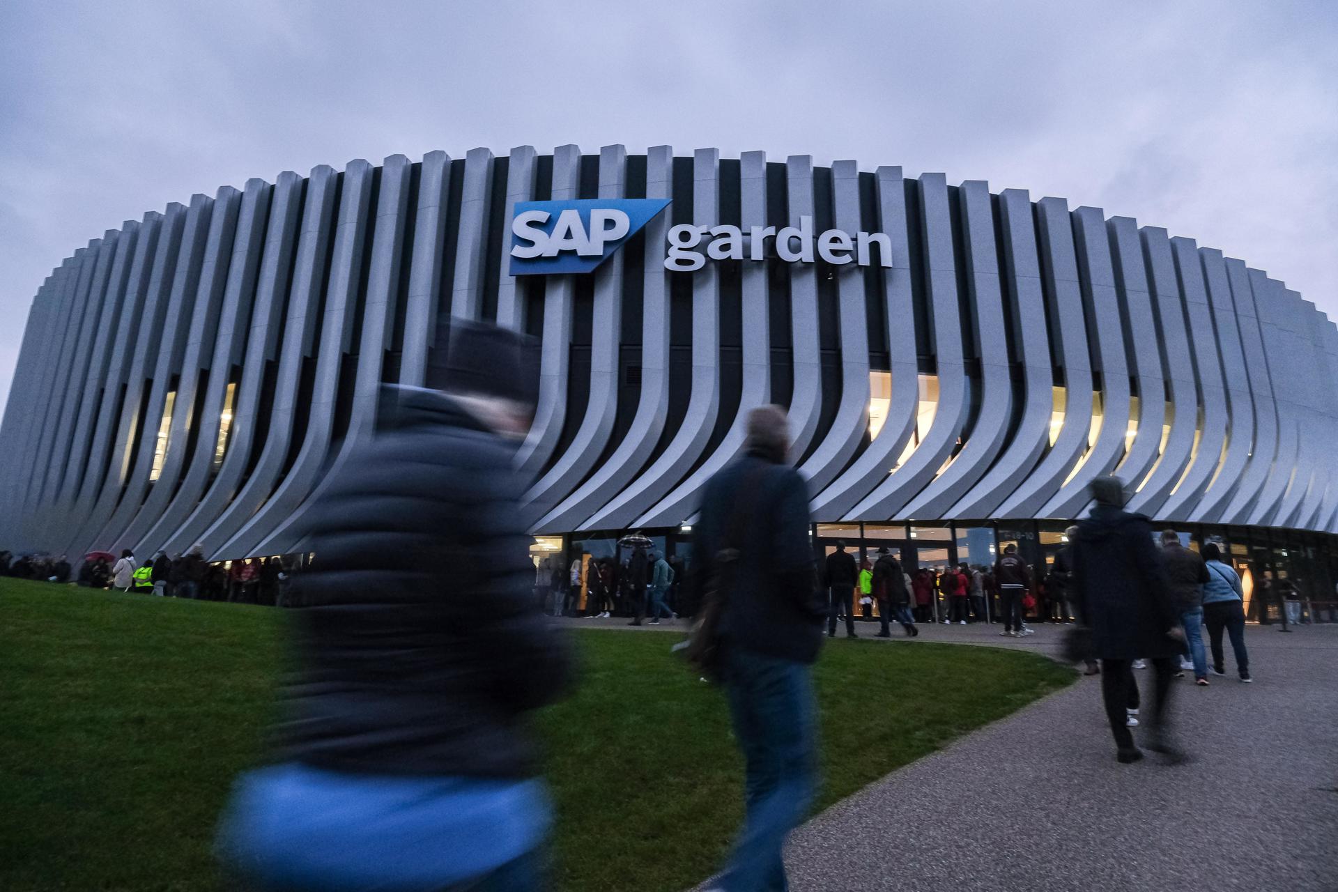 Seguidores llegan al Sap Garden para asistir al partido de Euroliga entre el Bayern Munich y el Real Madrid, este jueves. EFE/EPA/LEONHARD SIMON