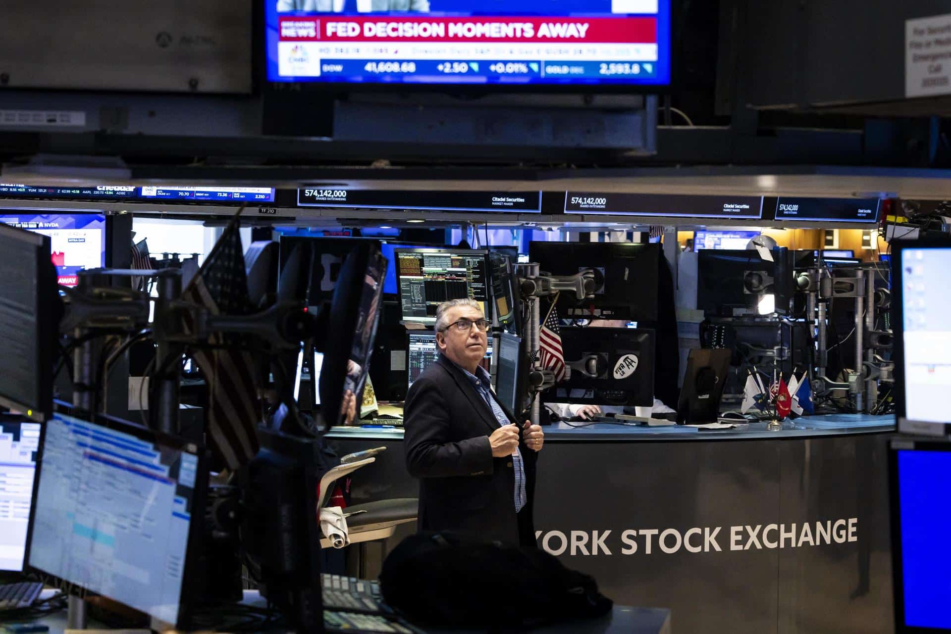 Fotografía de archivo de trabajadores en la Bolsa de Nueva York(EE.UU.). EFE/EPA/JUSTIN LANE