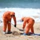 Trabajadores de limpieza retiran las bolas de alquitran aparecidas en la playa de Coogee, en Sídney.
EFE/EPA/DAN HIMBRECHTS NO ARCHIVING AUSTRALIA AND NEW ZEALAND OUT