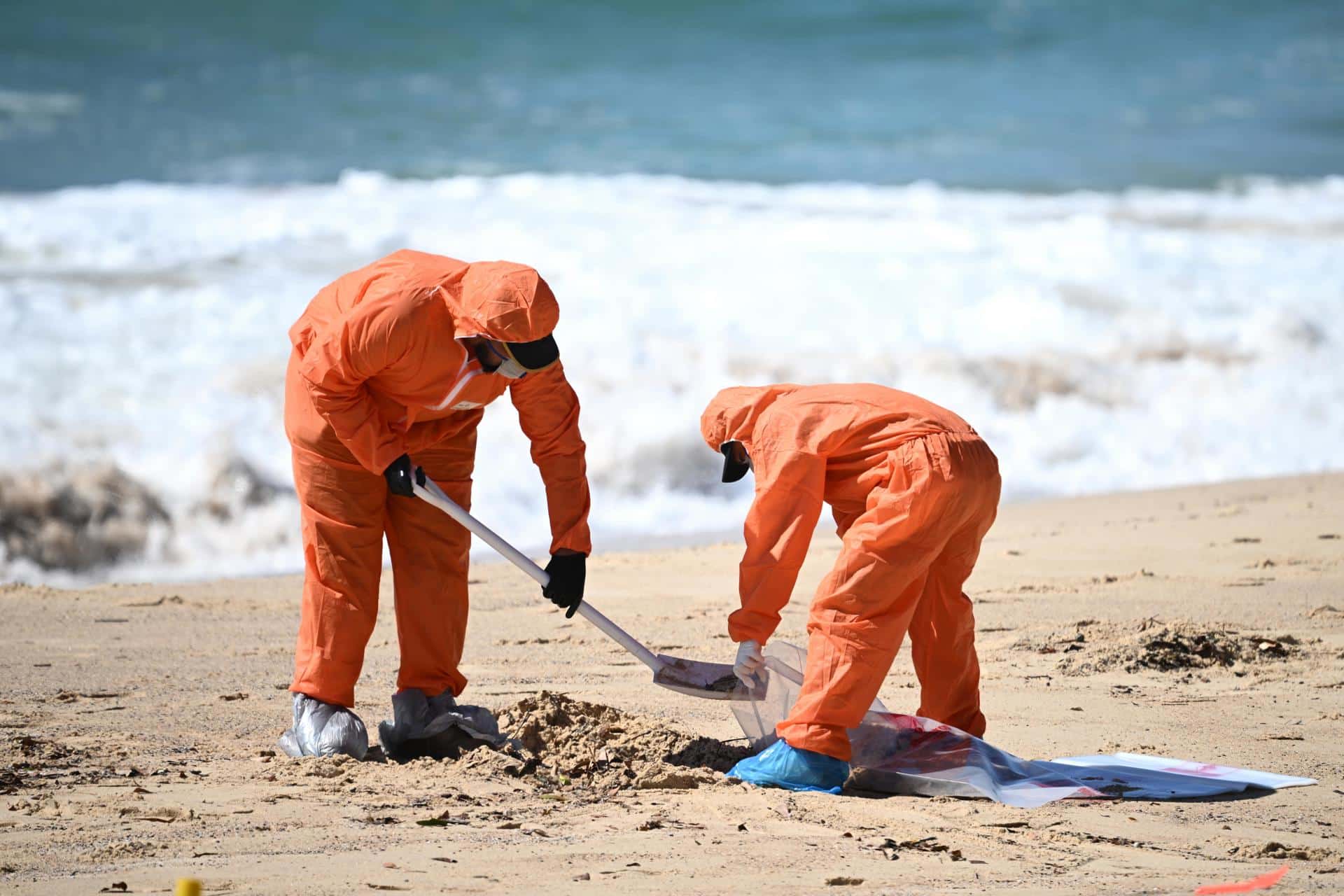 Trabajadores de limpieza retiran las bolas de alquitran aparecidas en la playa de Coogee, en Sídney.
EFE/EPA/DAN HIMBRECHTS NO ARCHIVING AUSTRALIA AND NEW ZEALAND OUT