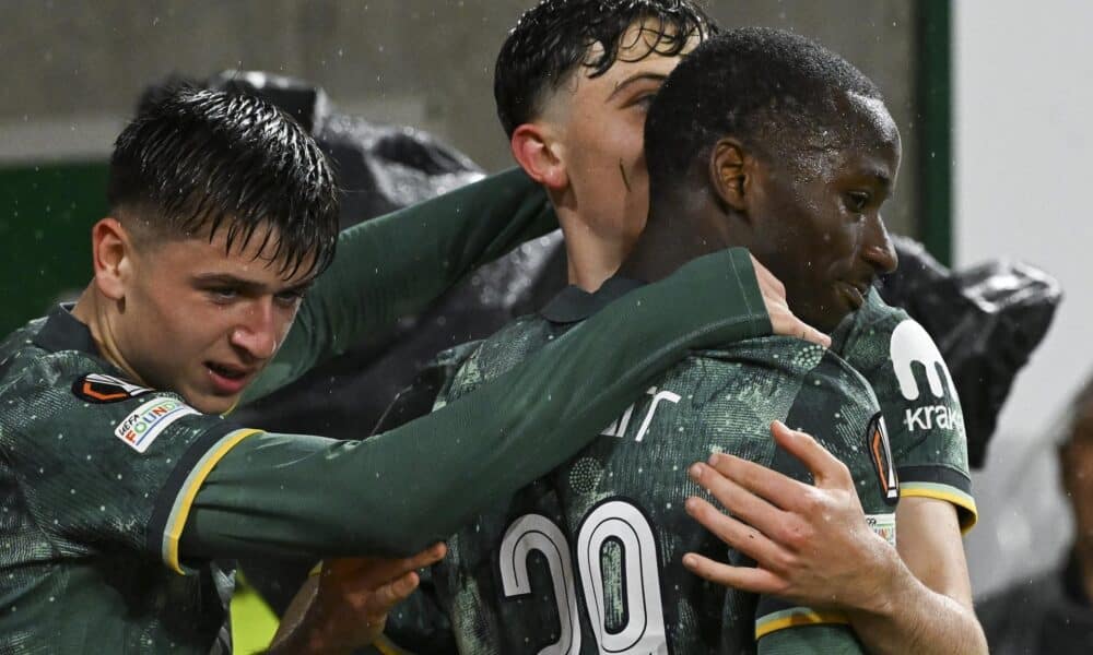 El futolista del Tottenham Pape Sarr (d) celebra un gol de su equipo contra el Ferencvaros. EFE/EPA/Szilard Koszticsak HUNGARY OUT