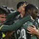 El futolista del Tottenham Pape Sarr (d) celebra un gol de su equipo contra el Ferencvaros. EFE/EPA/Szilard Koszticsak HUNGARY OUT