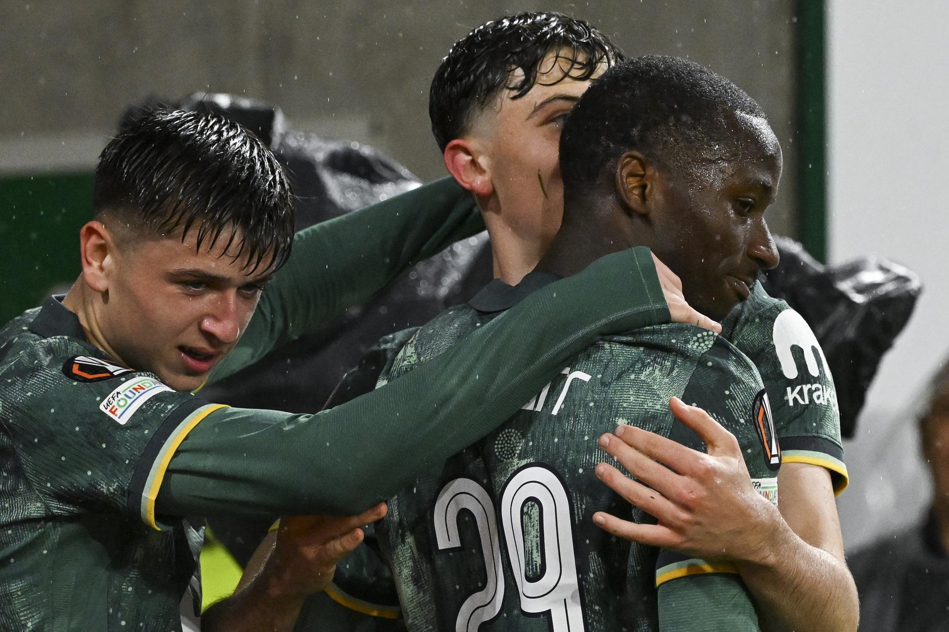 El futolista del Tottenham Pape Sarr (d) celebra un gol de su equipo contra el Ferencvaros. EFE/EPA/Szilard Koszticsak HUNGARY OUT