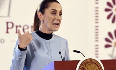 La presidenta de México, Claudia Sheinbaum, habla este jueves durante su conferencia de prensa matutina en Palacio Nacional de la Ciudad de México (México). EFE/José Méndez