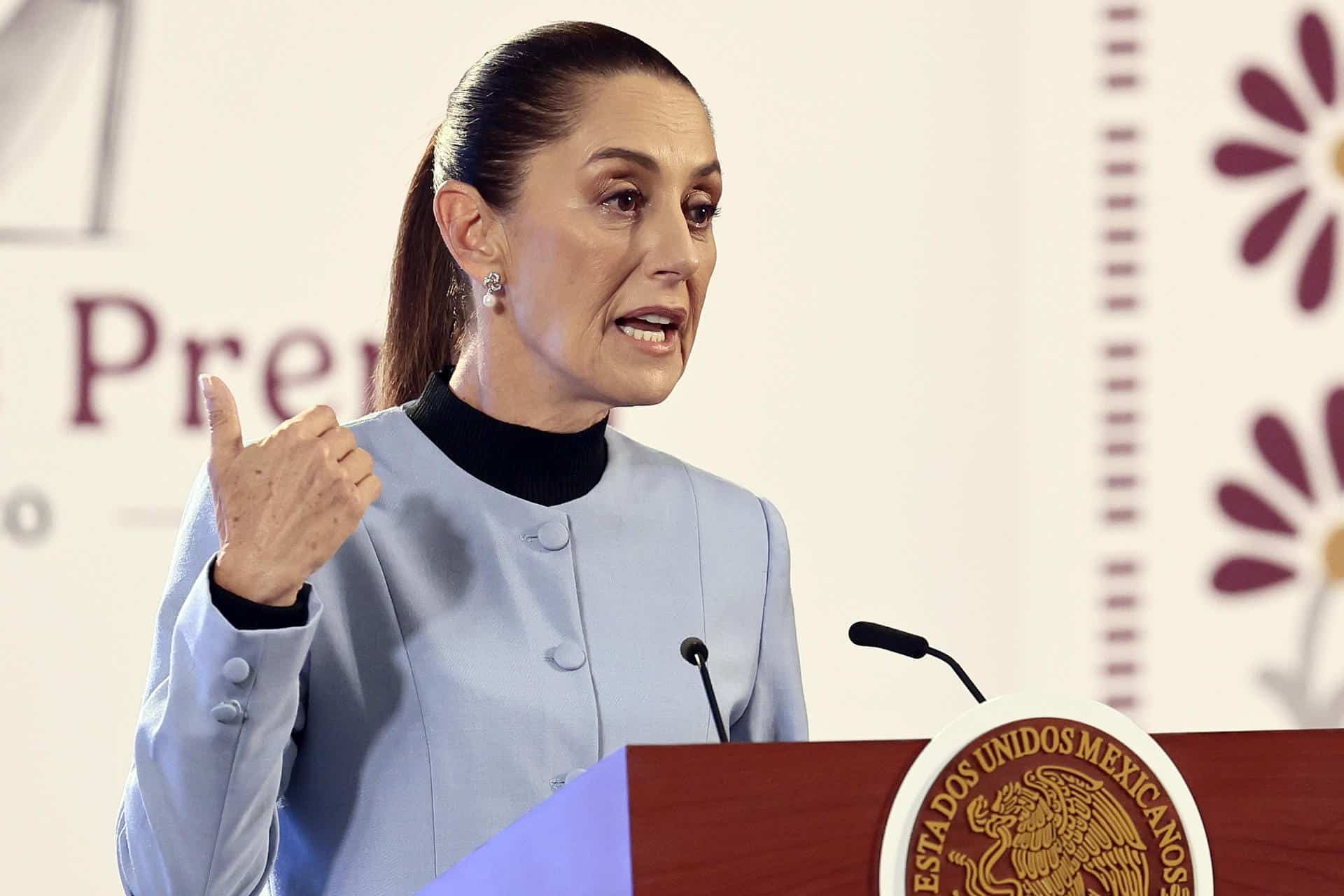 La presidenta de México, Claudia Sheinbaum, habla este jueves durante su conferencia de prensa matutina en Palacio Nacional de la Ciudad de México (México). EFE/José Méndez