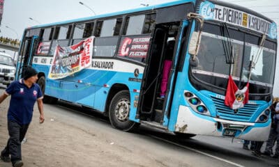 Fotografía de archivo de un autobús con un cartel de protesta en Lima (Perú). EFE/ Stringer