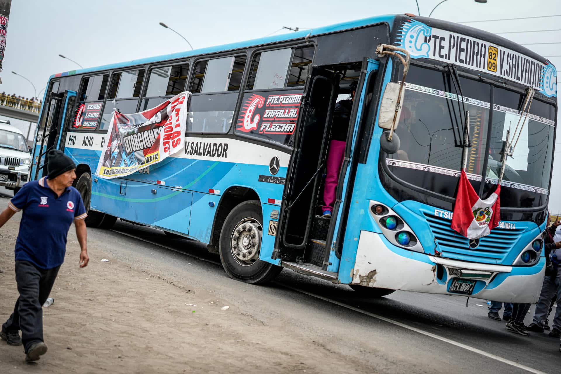 Fotografía de archivo de un autobús con un cartel de protesta en Lima (Perú). EFE/ Stringer