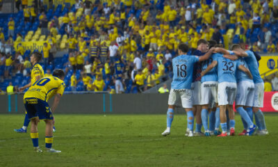 Los jugadores del Celta celebran la victoria ante la UD Las Palmas al término del encuentro de la jornada 9 de LaLiga que UD Las Palmas y Celta de Vigo disputaro en el estadio de Gran Canaria. EFE/Angel Medina G.