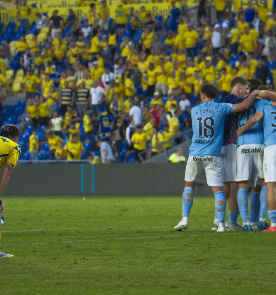 Los jugadores del Celta celebran la victoria ante la UD Las Palmas al término del encuentro de la jornada 9 de LaLiga que UD Las Palmas y Celta de Vigo disputaro en el estadio de Gran Canaria. EFE/Angel Medina G.