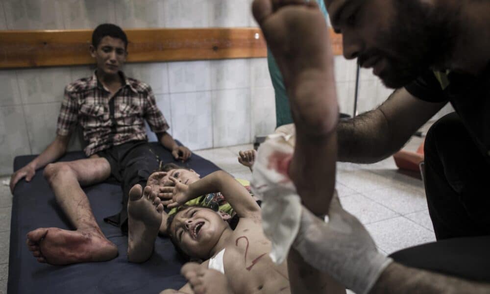 Foto de archivo de varios heridos por un bombardeo israelí atendidos en el hospital de Kamal Adwan en Beit Lahia, norte de Gaza. EFE/Oliver Weiken