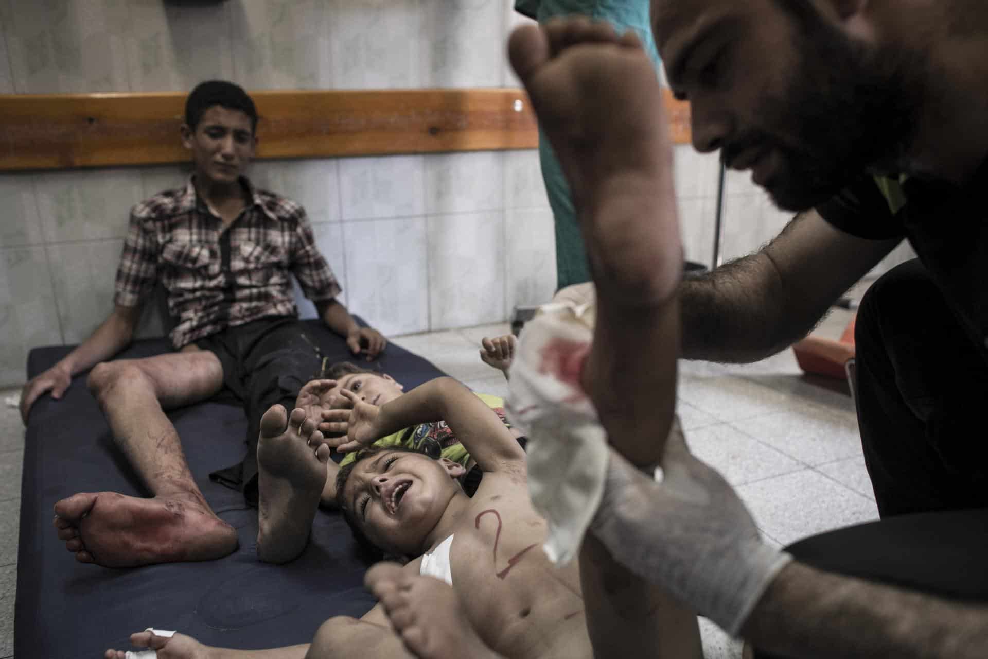 Foto de archivo de varios heridos por un bombardeo israelí atendidos en el hospital de Kamal Adwan en Beit Lahia, norte de Gaza. EFE/Oliver Weiken