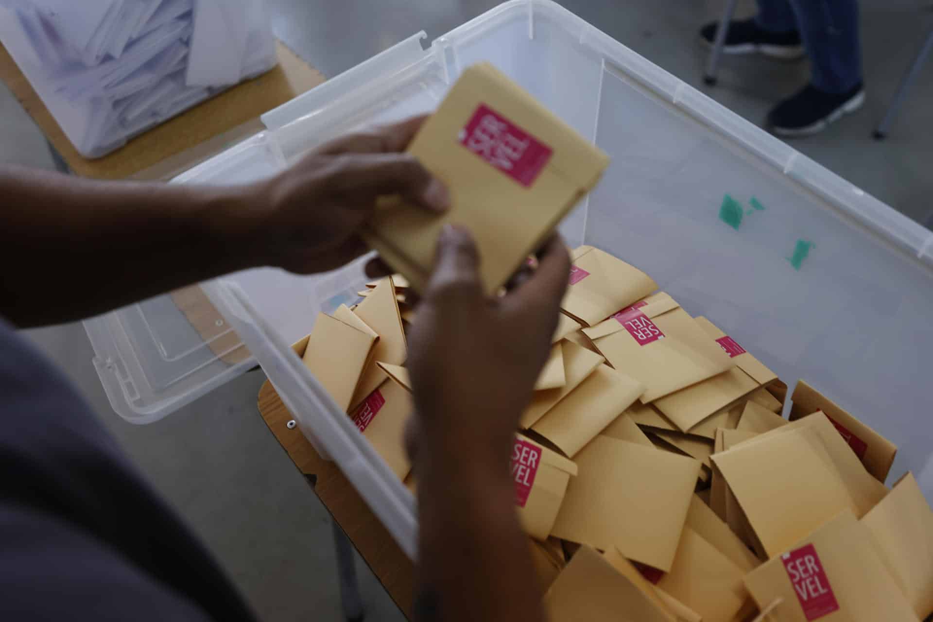 Fotografía del conteo de votos tras los comicios municipales en Chile. EFE/ Elvis González