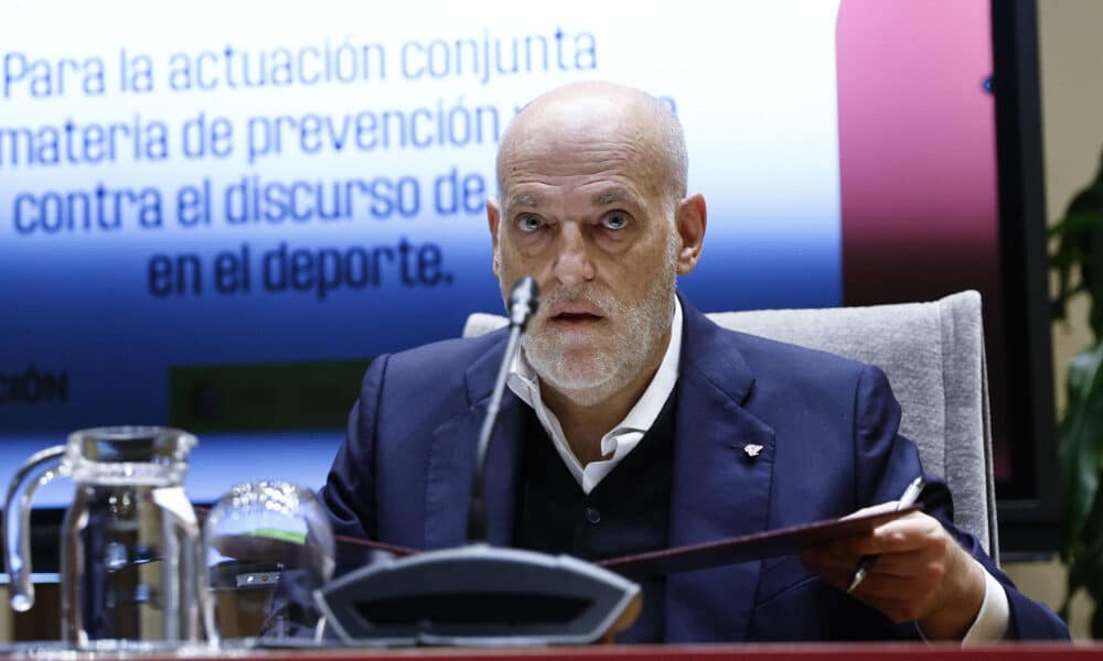 El presidente de LaLiga, Javier Tebas, firma un convenio de colaboración en materia de prevención y lucha contra los discursos de odio en el deporte con la ministra de Inclusión Seguridad Social y Migraciones Elma Saiz, este jueves en Madrid. EFE/ Rodrigo Jiménez