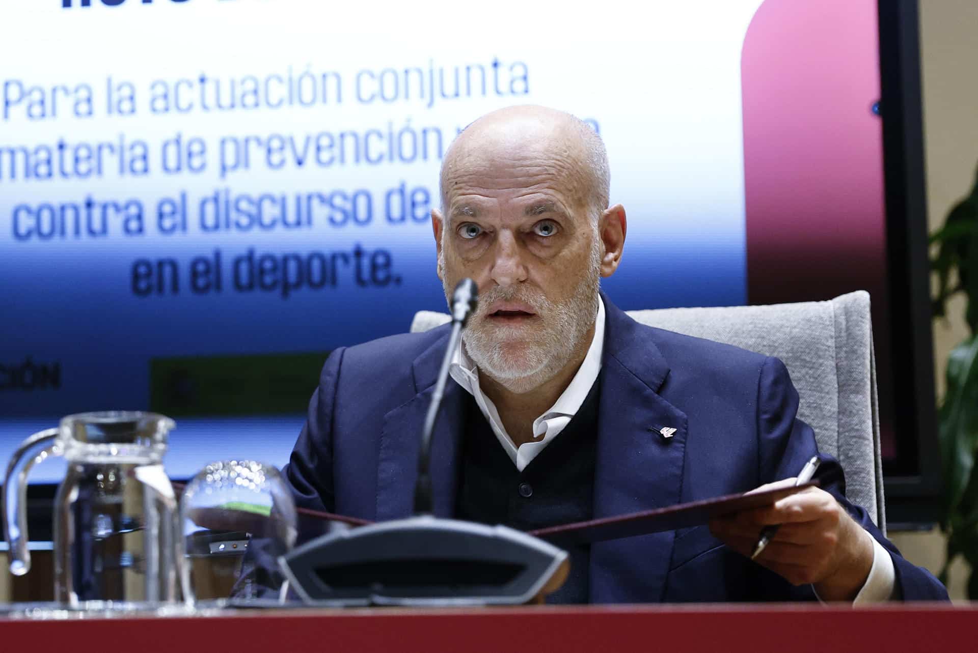 El presidente de LaLiga, Javier Tebas, firma un convenio de colaboración en materia de prevención y lucha contra los discursos de odio en el deporte con la ministra de Inclusión Seguridad Social y Migraciones Elma Saiz, este jueves en Madrid. EFE/ Rodrigo Jiménez