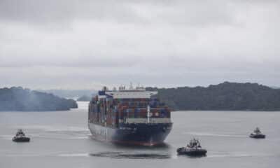 Un buque portacontenedor transita por las esclusas de Agua Clara este viernes, en el Canal de Panamá (Panamá). EFE/Bienvenido Velasco