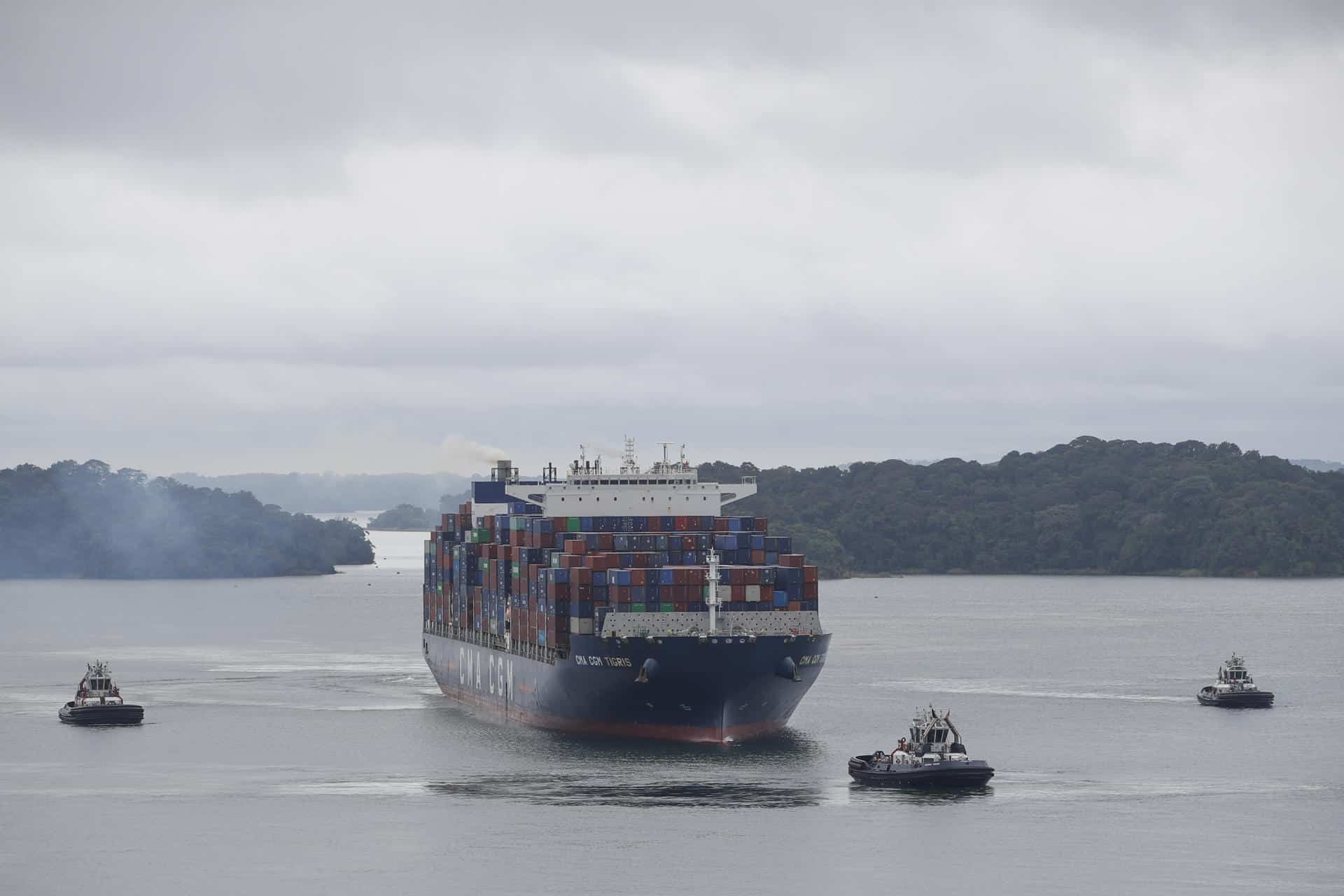 Un buque portacontenedor transita por las esclusas de Agua Clara este viernes, en el Canal de Panamá (Panamá). EFE/Bienvenido Velasco