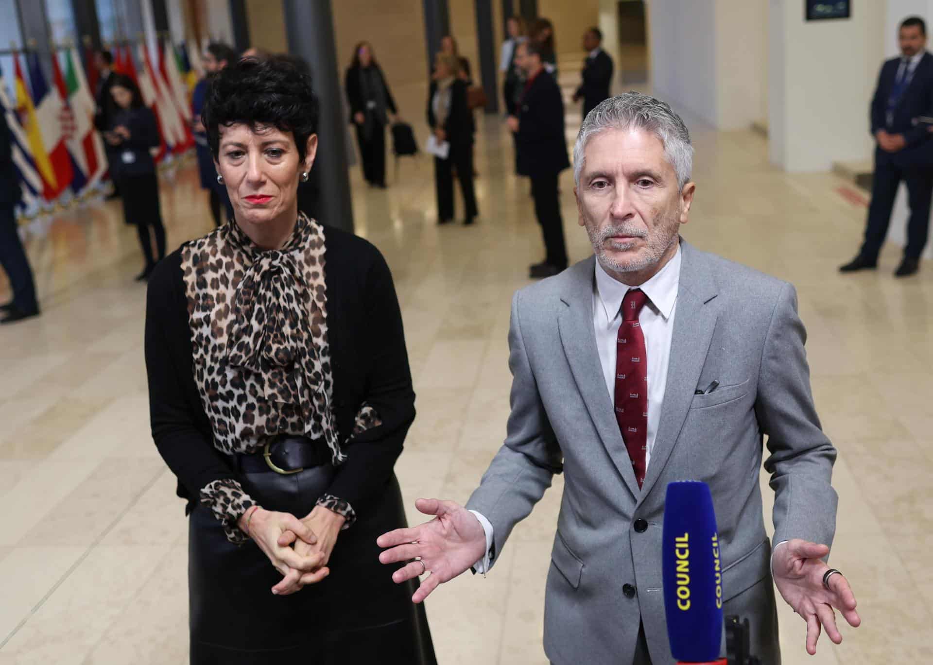 El ministro del Interior español, Fernando Grande-Marlaska, y la ministra de Inclusión, Seguridad Social y Migraciones, Elma Saiz , asisten al consejo de ministros de Interior europeos en Luxemburgo, el 10 de octubre de 2024. EFE/EPA/OLIVIER HOSLET